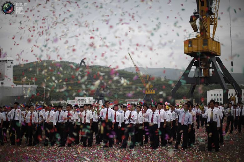 Местные жители присутствуют на церемонии отплытия круизного судна с туристами в северокорейской экономической зоне Расон к северо-востоку от Пхеньяна, 30 августа 2011 года. (REUTERS/Carlos Barria)